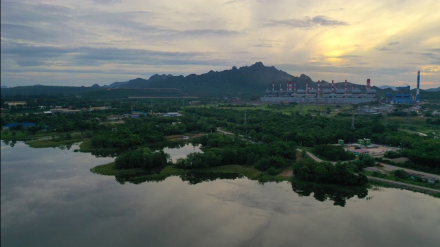 空中的烟雾和蒸汽蔓延到发电站视频素材