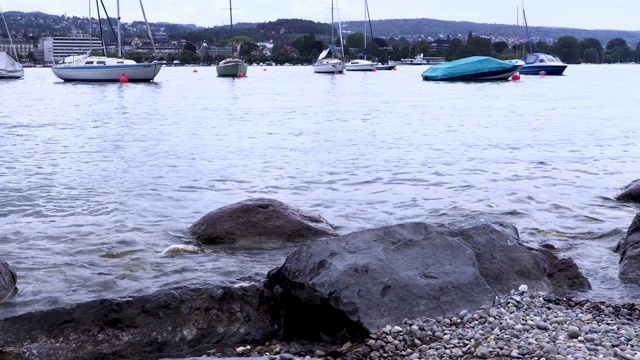 海浪从苏黎世湖冲上岸视频素材