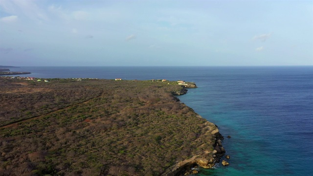 鸟瞰Watamula地区与海岸线和绿松石水- Curaçao/加勒比/荷属安的列斯视频素材