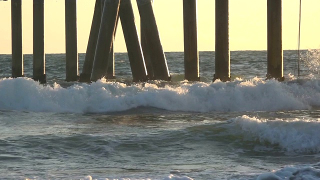 海浪冲入码头下视频素材