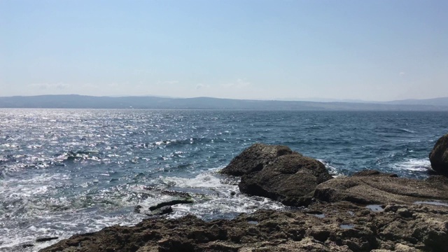 海浪和岩石视频素材