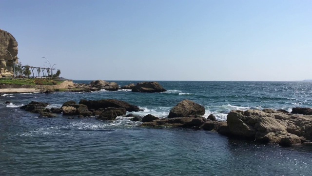 格里伯路海岸有海浪和岩石视频素材