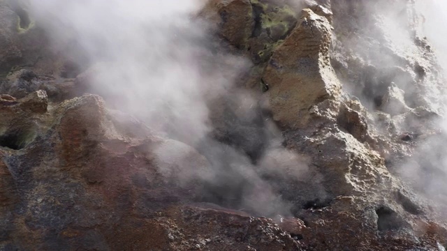 冰岛东北部火山地区Hverir喷气孔中冒出的硫酸气体视频素材