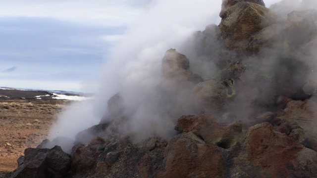 冰岛东北部火山地区Hverir喷气孔中冒出的硫酸气体视频素材