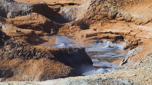 冰岛东北部火山地区Hverir的沸腾泥浆沉积视频素材