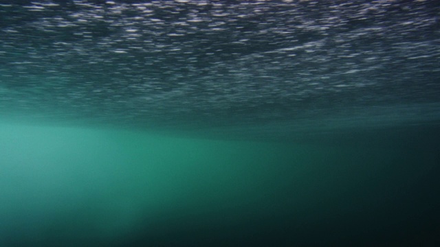 水下波浪视图。视频素材