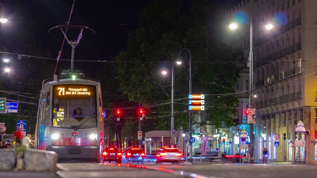 夜间照明维也纳城市交通街道全景，4k时间间隔奥地利视频素材