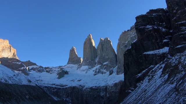 智利托雷斯潘恩国家公园的三峰风景视频素材