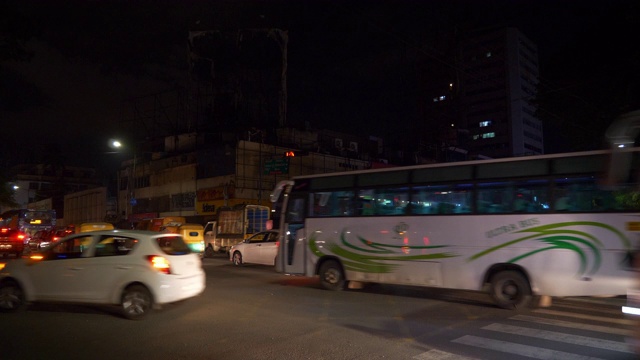 班加罗尔城市夜晚时间照明交通街道边全景4k印度视频素材