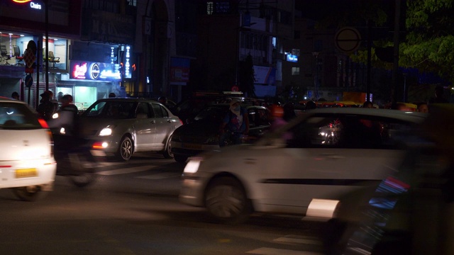 班加罗尔城市夜间时间照明交通十字路口全景4k印度视频素材