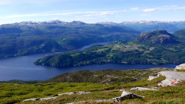 在挪威的夏日徒步旅行中，从hellandsnten的顶部看到Saudafjorden, Sandsfjorden, Hylsfjorden和Vindafjorden峡湾的苏尔达尔地区和船只的时间lapse视图视频下载