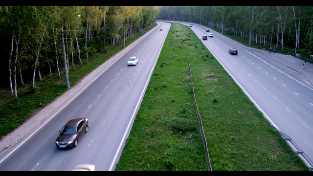 追逐穿过森林顶视图。宽阔的道路上高速行驶的汽车，视频素材