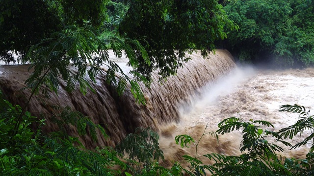 坝体有溢洪道，水流湍急视频素材