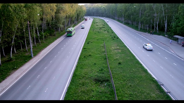 追逐穿过森林顶视图。宽阔的道路上高速行驶的汽车，视频素材