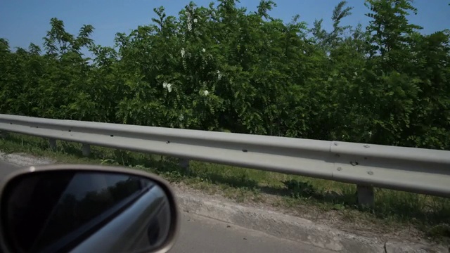 在城外高速公路上行驶的汽车窗外的景色。4 k缓慢莫视频素材