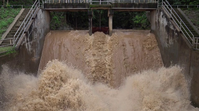 坝体有溢洪道，水流湍急视频素材