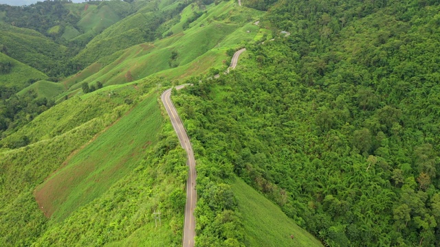 鸟瞰图的汽车驾驶曲线上的山和美丽的道路，适合假日旅行。视频素材