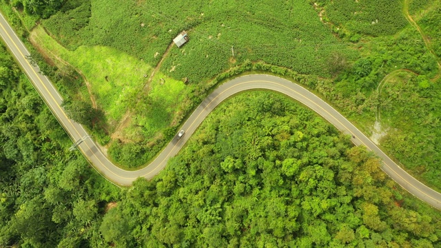 鸟瞰图的汽车驾驶曲线上的山和美丽的道路，适合假日旅行。视频素材