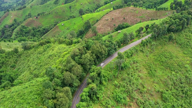 鸟瞰图的汽车驾驶曲线上的山和美丽的道路，适合假日旅行。视频素材