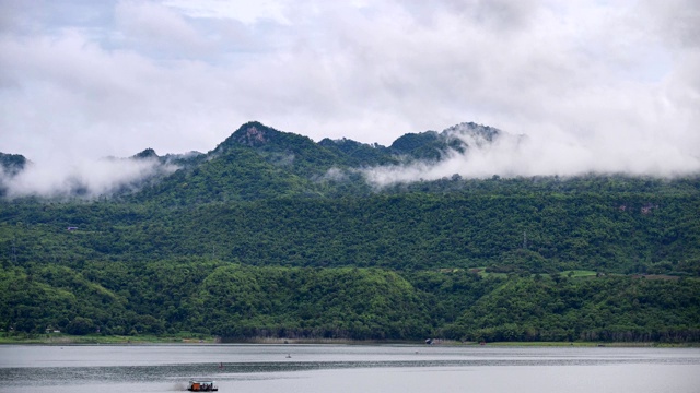 国家公园的山与雾在雨季的风景视频素材