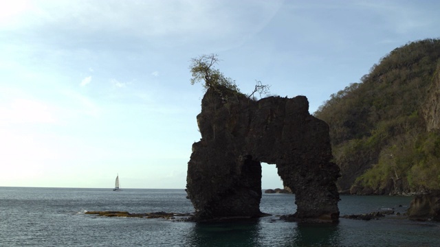 鸟瞰图的岩石形成在海洋附近的岛屿/瓦利拉伯湾，圣文森特，圣文森特和格林纳丁斯视频素材