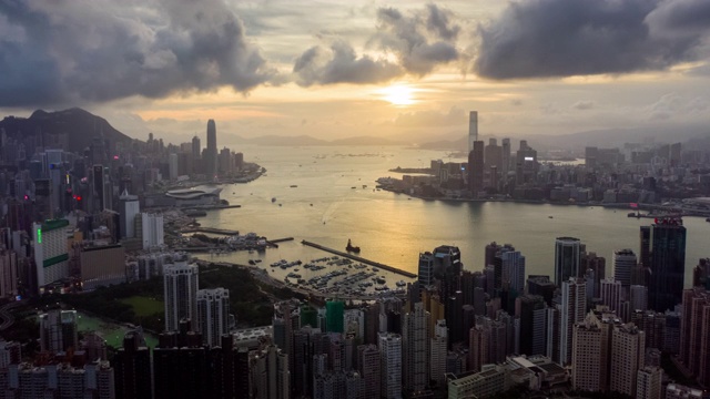 夕阳下的香港城市天际线视频素材