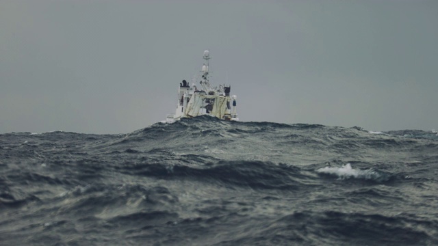 在波涛汹涌的海面上出海的拖网渔船视频素材