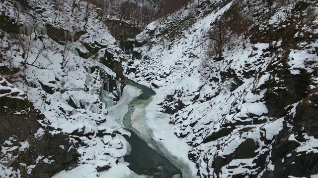 峡谷底部的山河岩石上有冰柱视频素材