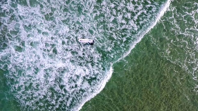 冲浪者在柔道海滩，阳阳枪，江原道，韩国视频素材