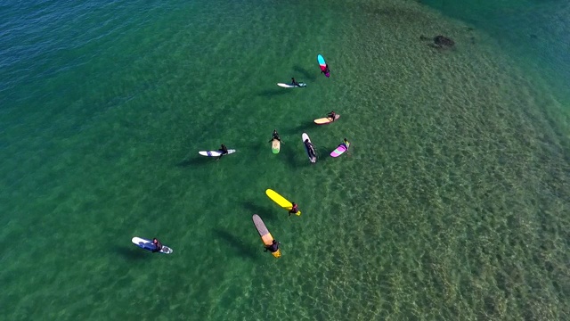 冲浪者在柔道海滩，阳阳枪，江原道，韩国视频素材