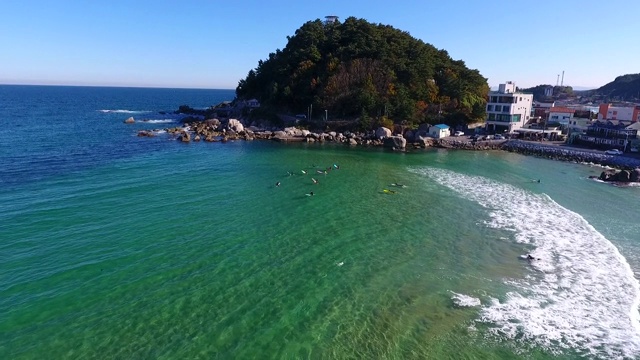 冲浪者在柔道海滩，阳阳枪，江原道，韩国视频素材