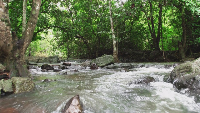 瀑布的背景水流。沿着山脉和雨林旅行。Chet Khot自然和生态旅游中心，萨拉布里，亚洲，泰国视频素材