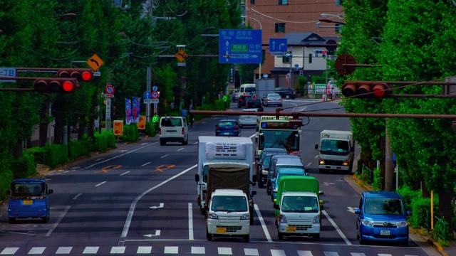 东京Oume大街市中心街道的一段时间，白天的长镜头视频素材