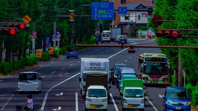 东京Oume大街市中心街道的一段时间，白天的长镜头视频素材