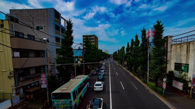 一段时间的市中心街道在Oume大道在东京白天的广角镜头视频素材