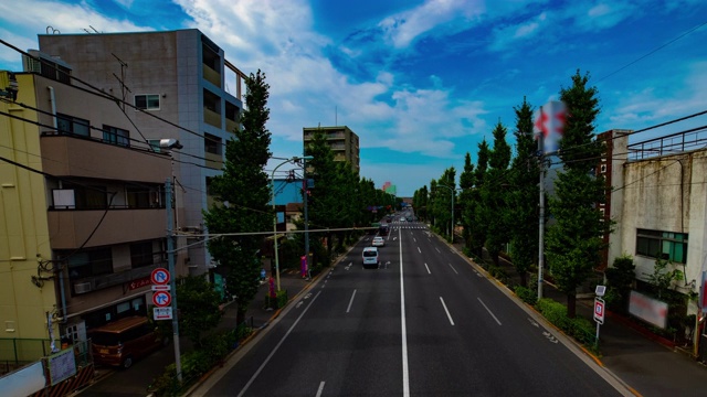 一段时间的市中心街道在Oume大道在东京白天的广角镜头视频素材