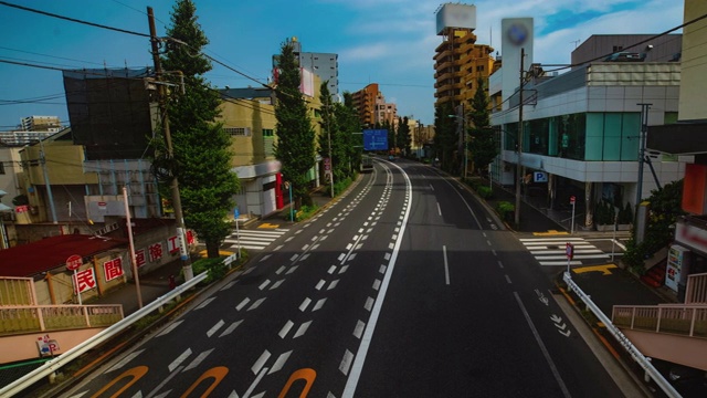 一段时间的市中心街道在Oume大道在东京白天的广角镜头视频素材