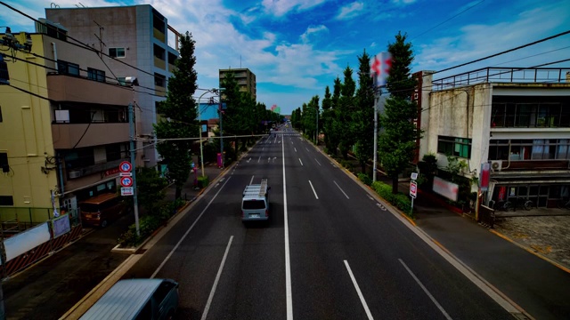 一段时间的市中心街道在Oume大道在东京白天的广角镜头视频素材