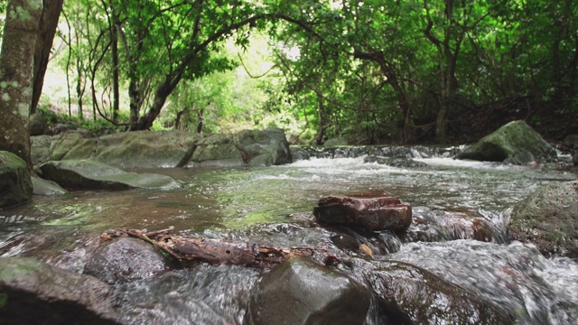 瀑布的背景水流。沿着山脉和雨林旅行。Chet Khot自然和生态旅游中心，萨拉布里，亚洲，泰国视频素材