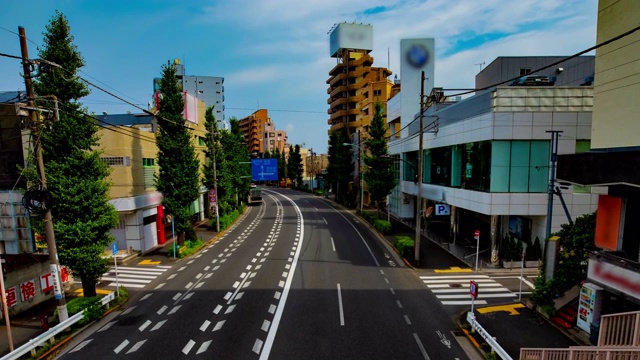 一段时间的市中心街道在Oume大道在东京白天的广角镜头视频素材