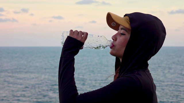 慢动作拍摄女子饮水后跑视频素材