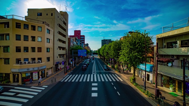 一段时间的市中心街道在Oume大道在东京白天的广角镜头视频素材