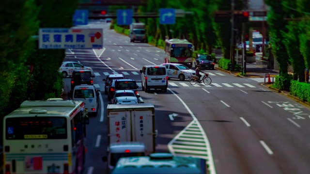 一段时间的市中心街道在Oume大道在东京白天倾斜视频素材