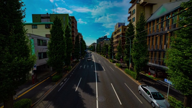 一段时间的市中心街道在Oume大道在东京白天的广角镜头视频素材