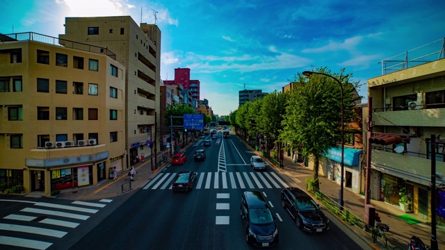 一段时间的市中心街道在Oume大道在东京白天的广角镜头视频素材