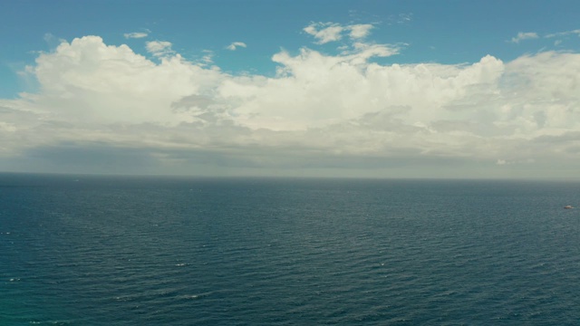 海景，蔚蓝的大海，云和岛屿的天空视频素材