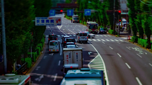 一段时间的市中心街道在Oume大道在东京白天倾斜视频素材