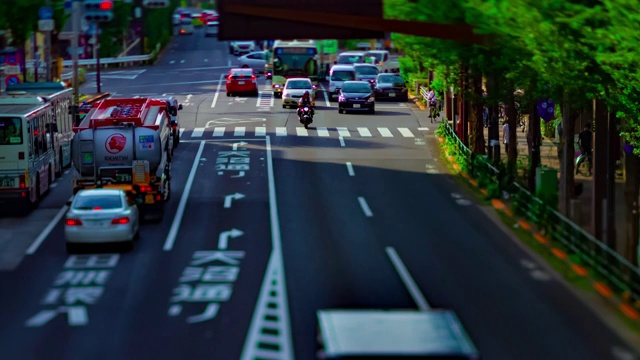 一段时间的市中心街道在Oume大道在东京白天倾斜视频素材