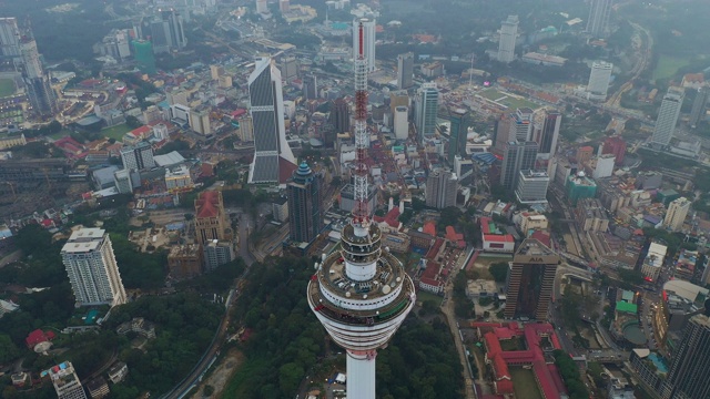 吉隆坡晚间市景市中心著名的kl塔顶4k马来西亚航拍全景视频素材