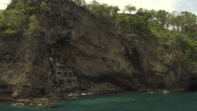 鸟瞰图在岩石形成的洞穴附近的海洋/月洞，Bequia，圣文森特和格林纳丁斯视频素材